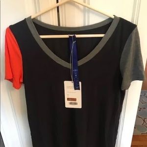 NWT Kit And Ace “straight up v tee” size 4